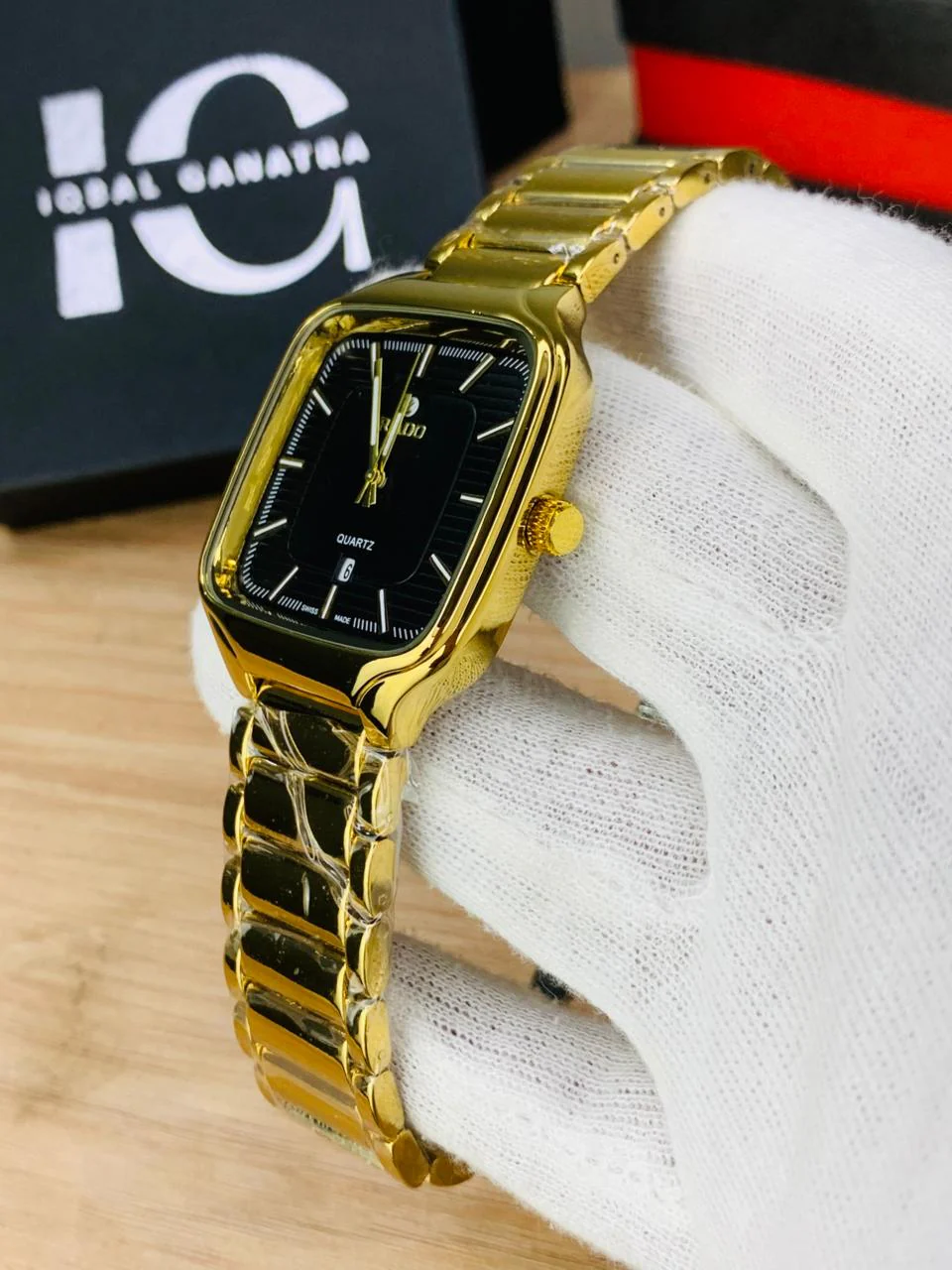 RD TV Model | Gold Black - Image 3
