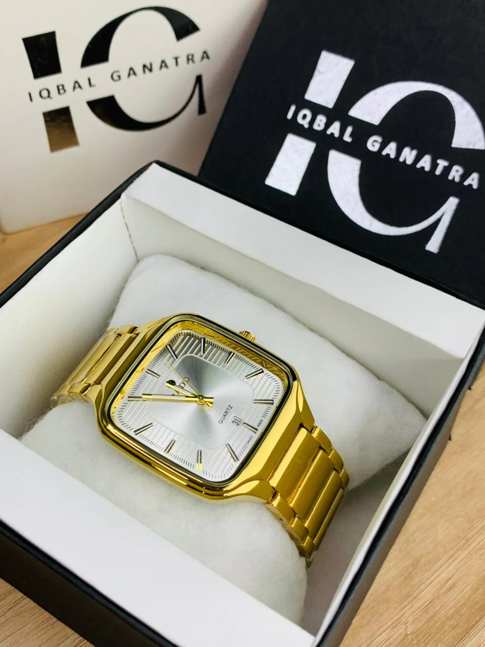 RD TV Model | Gold White
