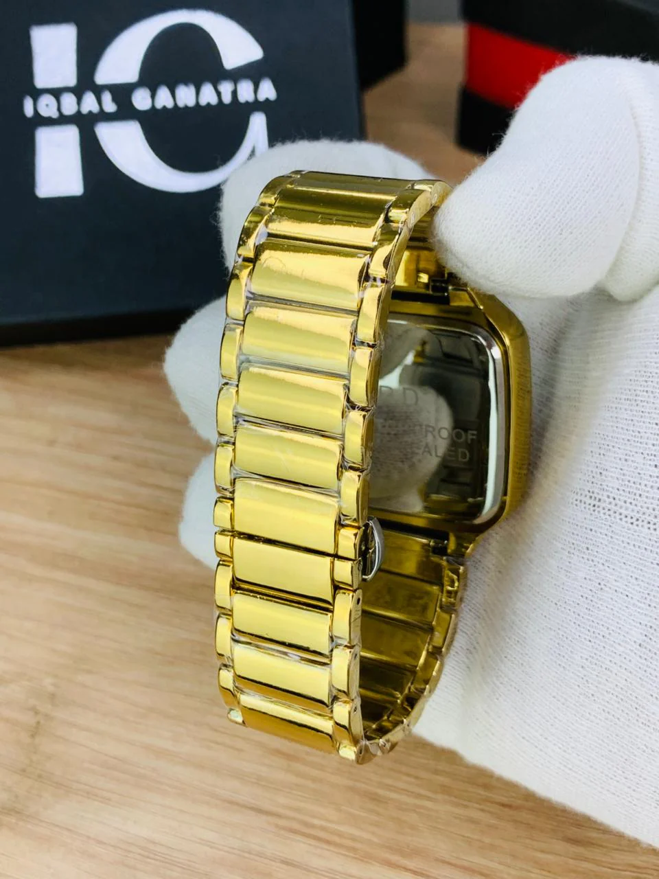 RD TV Model | Gold Black - Image 6